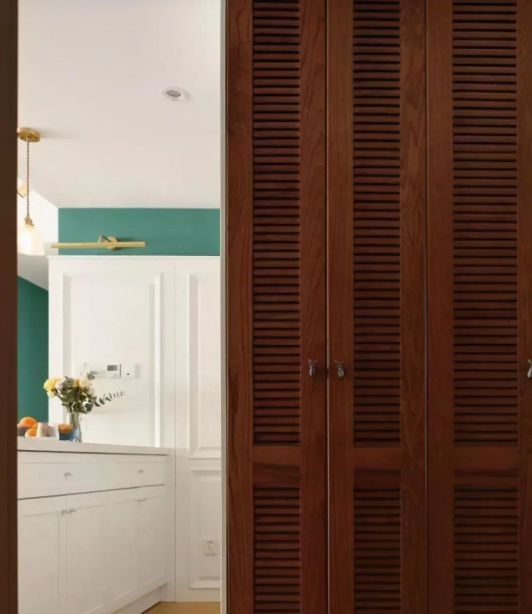 138平米三代同堂,阳台一分为二打造餐厅和飘窗,漂亮又实用