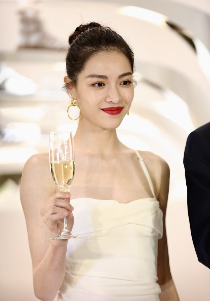 丸子头 如何扎丸子头?先扎个高马尾再把头发盘起来就行,简单又时尚。