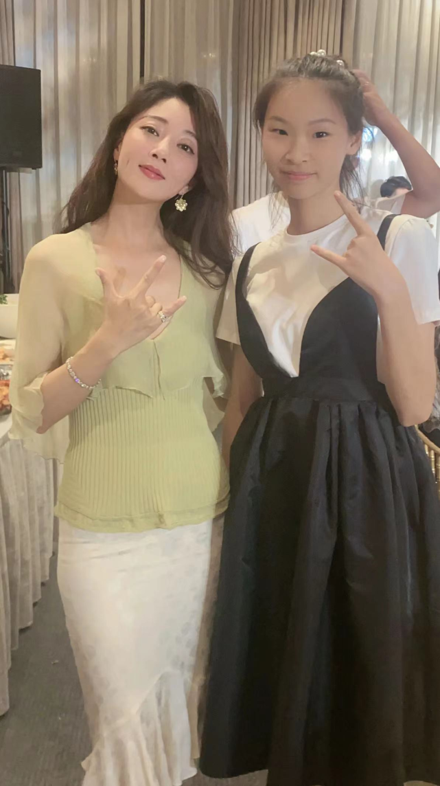 王凯|众星参加素人婚礼,殷桃戴钻戒丰腴似少女,王凯消瘦与富婆合影