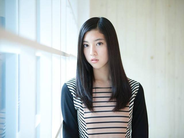 三吉彩花|《今际之国的闯关者2》三吉彩花不仅长相高冷美艳,还拥有大长腿