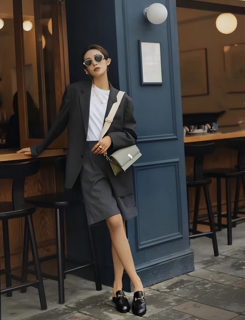 穿凉鞋的季节又到了，什么凉鞋配什么下装，穿对了“整容级”好看