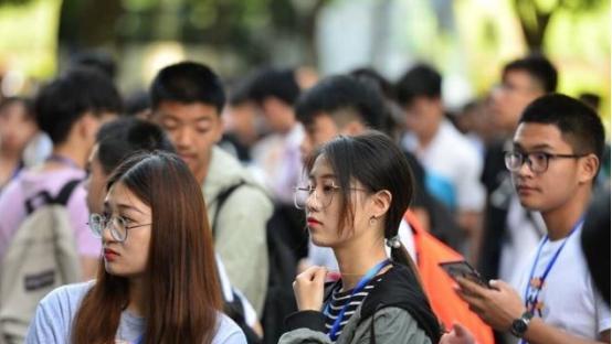 社交平台|社交平台“胡言乱语”,这名女生摊上大事儿了,事后道歉有用?