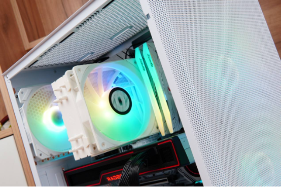 机箱|精致、雪白、小巧，先马易大师S1雪装版装机展示