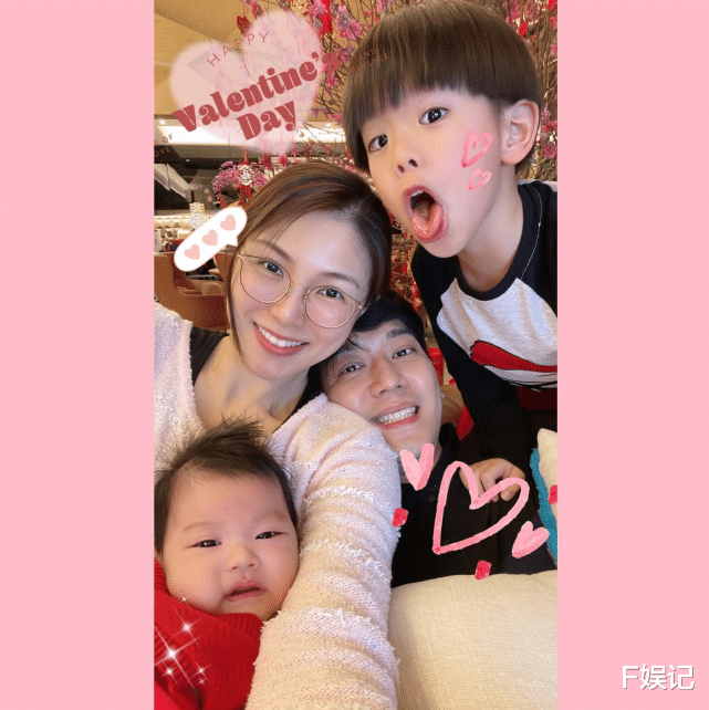 黎诺懿|TVB小生黎诺懿和大儿子甜笑望着小儿子 太太为父子三人拍温馨合影