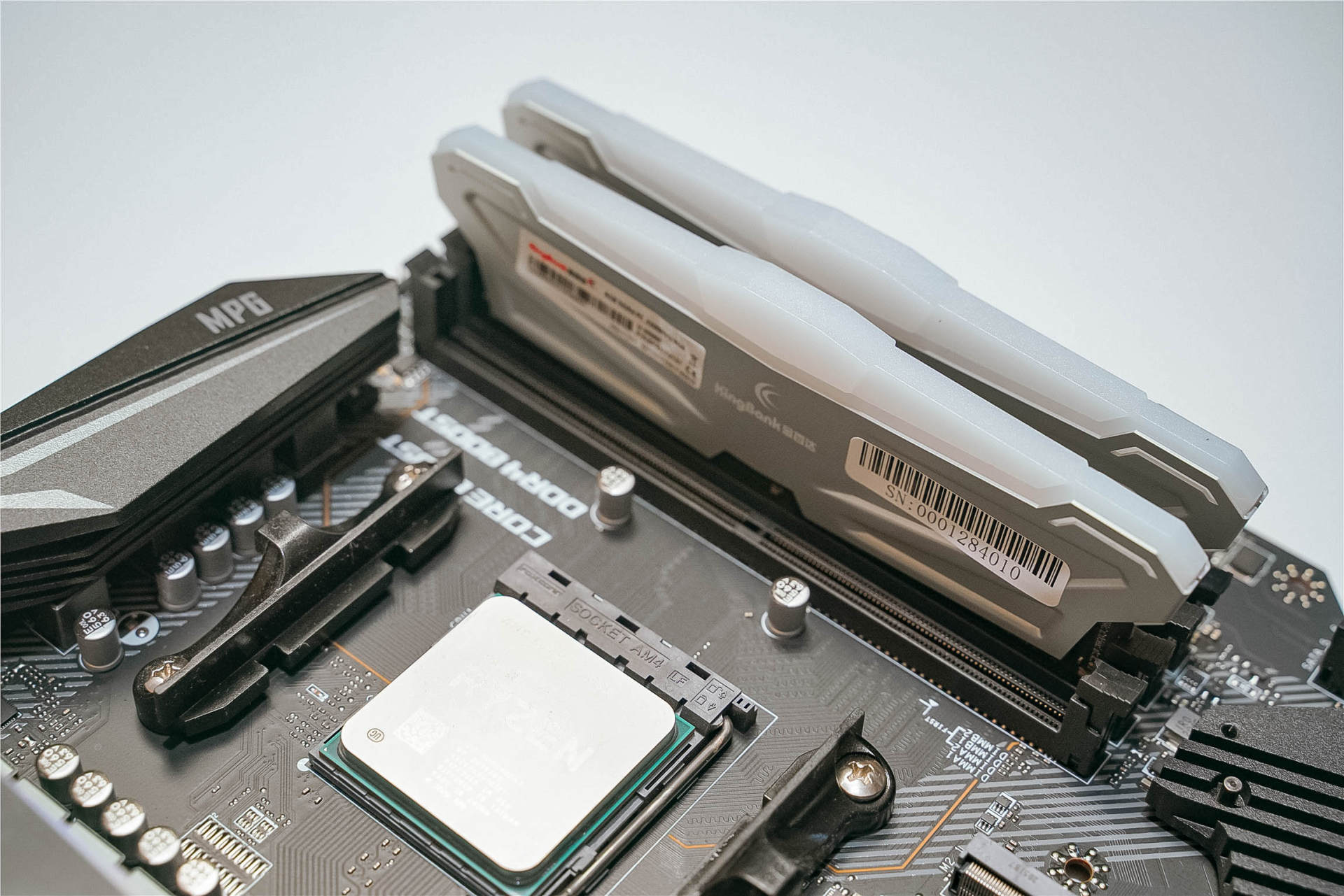 内存条|告别“智商税”,轻松稳超3600MHz,金百达灯条给国产争气