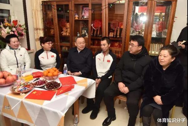 范可新|领导赶往范可新家慰问！奖励冠军100万，市长：得几块就奖几百万