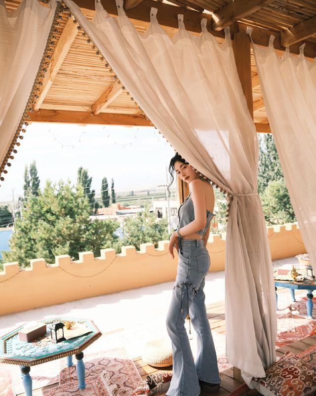 鞠婧祎|鞠婧祎穿牛仔套装露香肩美背!肌肤吹弹可破太性感撩人