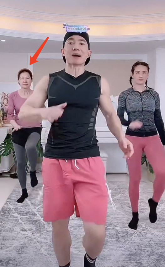 刘畊宏|刘畊宏晒全家福为岳母庆生，不忘安利健身好习惯，丈母娘难得面露笑容