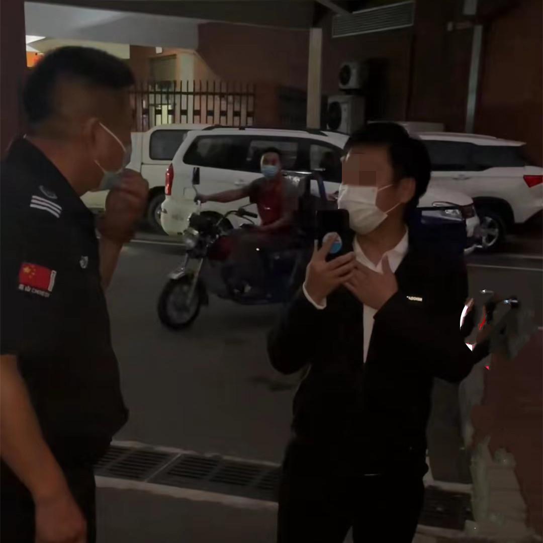 广东一男子违停消防通道,被保安贴了提示纸,自称是老师很懂法