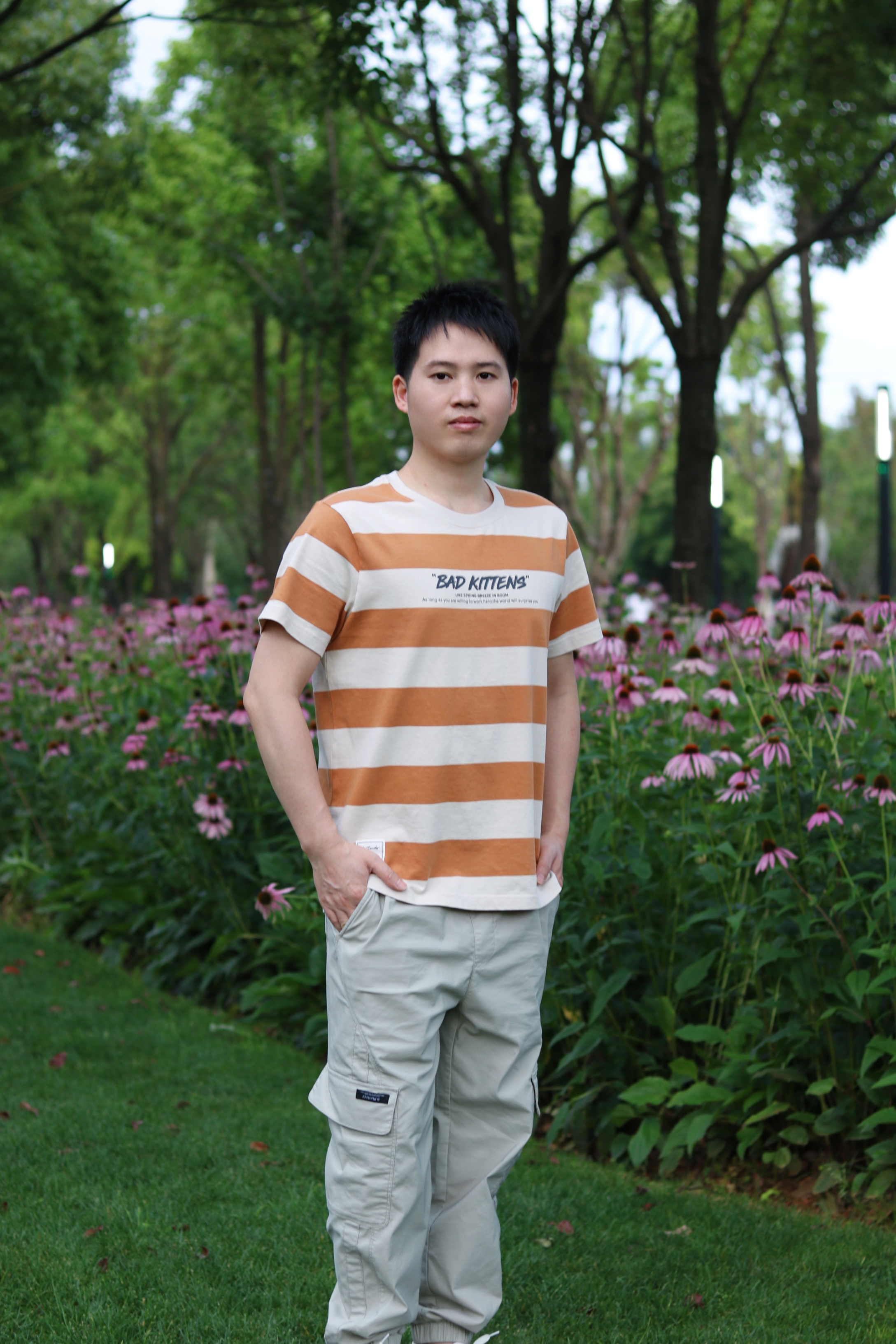 基础款T恤怎么穿更好看？小个子男生有哪些搭配技巧，能显高显瘦