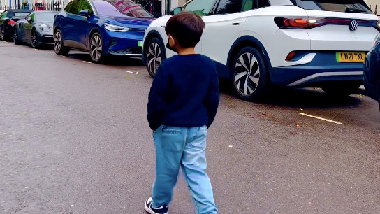 周杰伦|周杰伦晒儿子漫步欧洲街头，罗密欧走路带风像拍mv，又拽又酷像爸爸