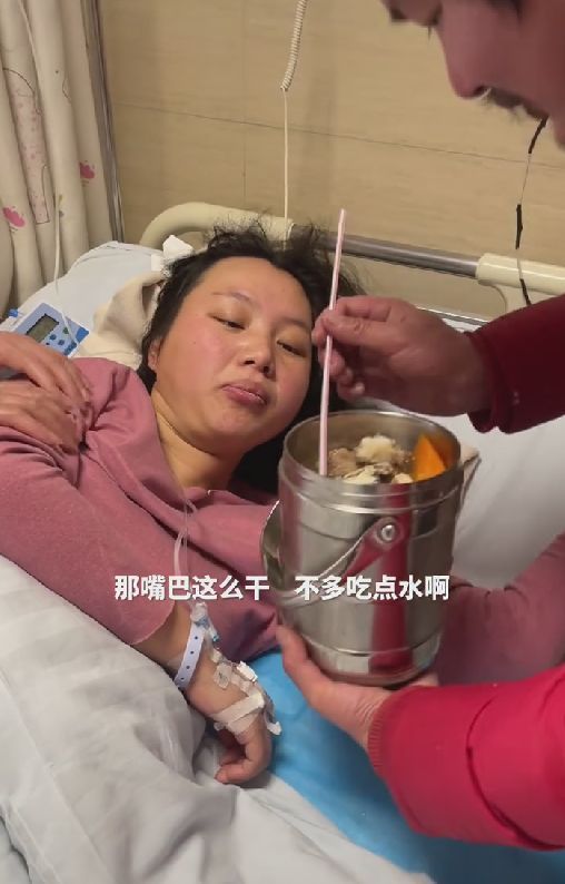 苹果|偶遇网红牛爱芳,用苹果手机住五星级酒店,人前人后大不同