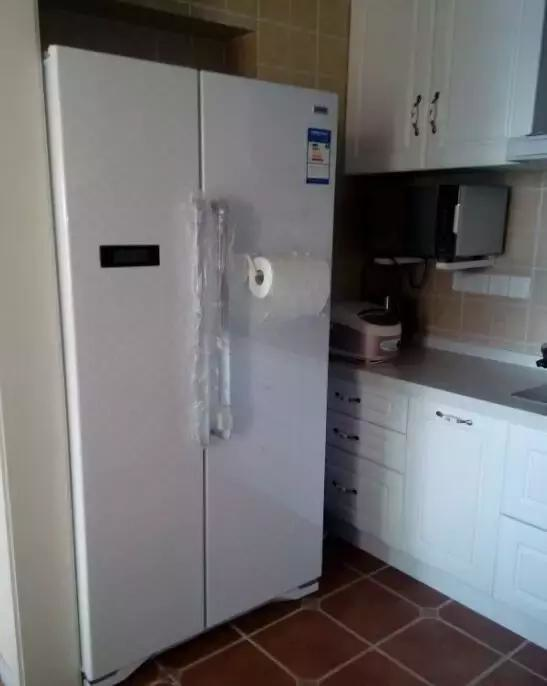 老婆在卫生间砌堵墙,装修师傅说她脑子进水了,装完后反过来夸她