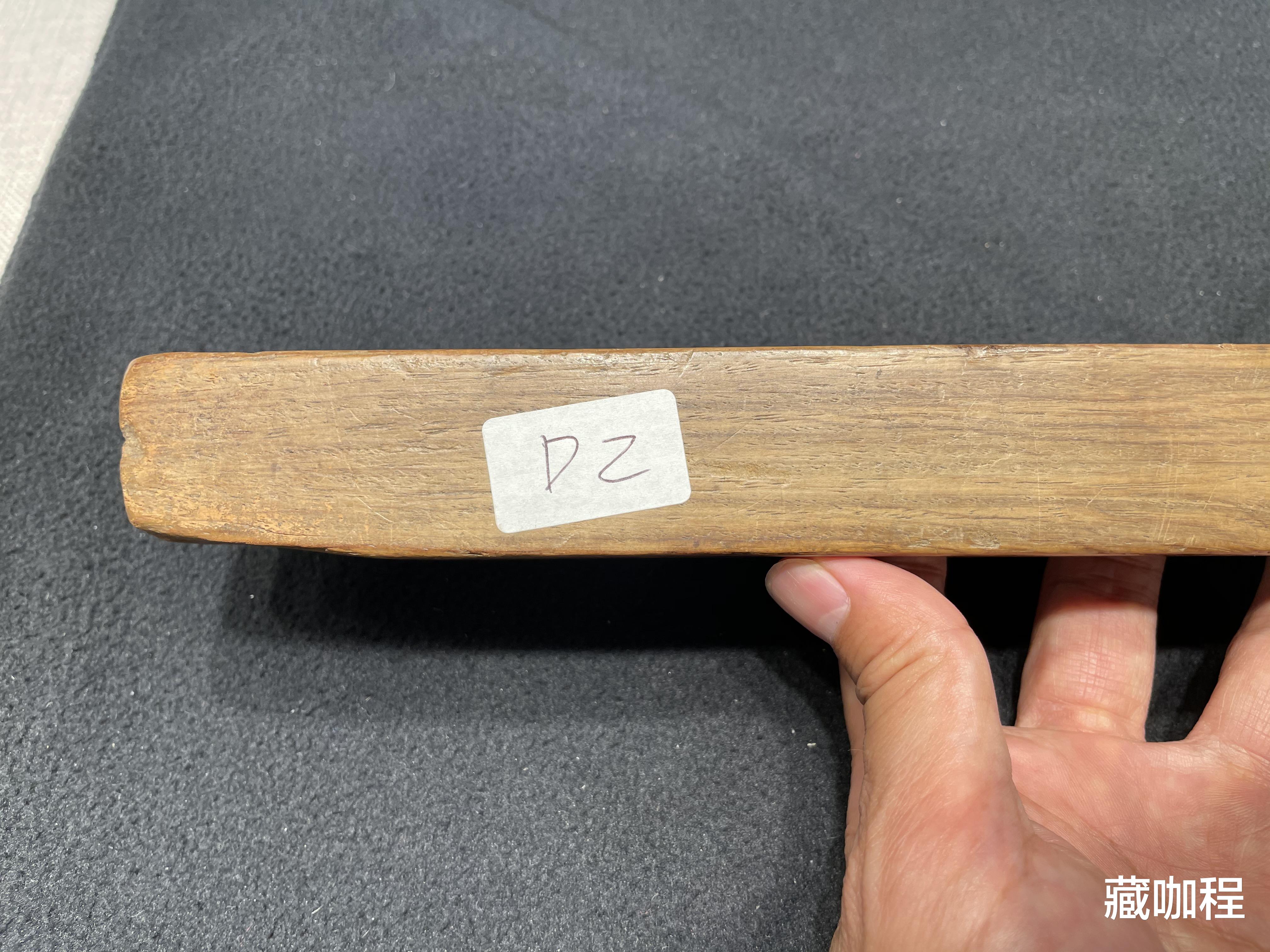 |老气横秋两头微残，黄花梨螭龙捧寿镇尺9.2万成交