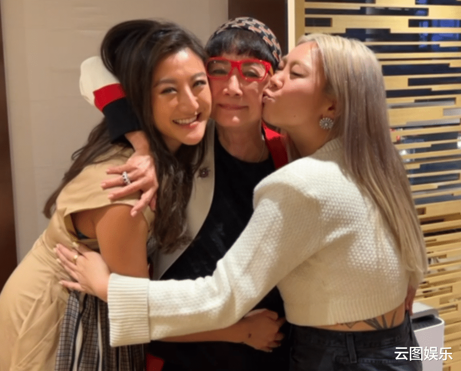 春晚|郑欣宜携男友人到干妈家过年!邓光荣遗孀备红酒招待,72岁气质好