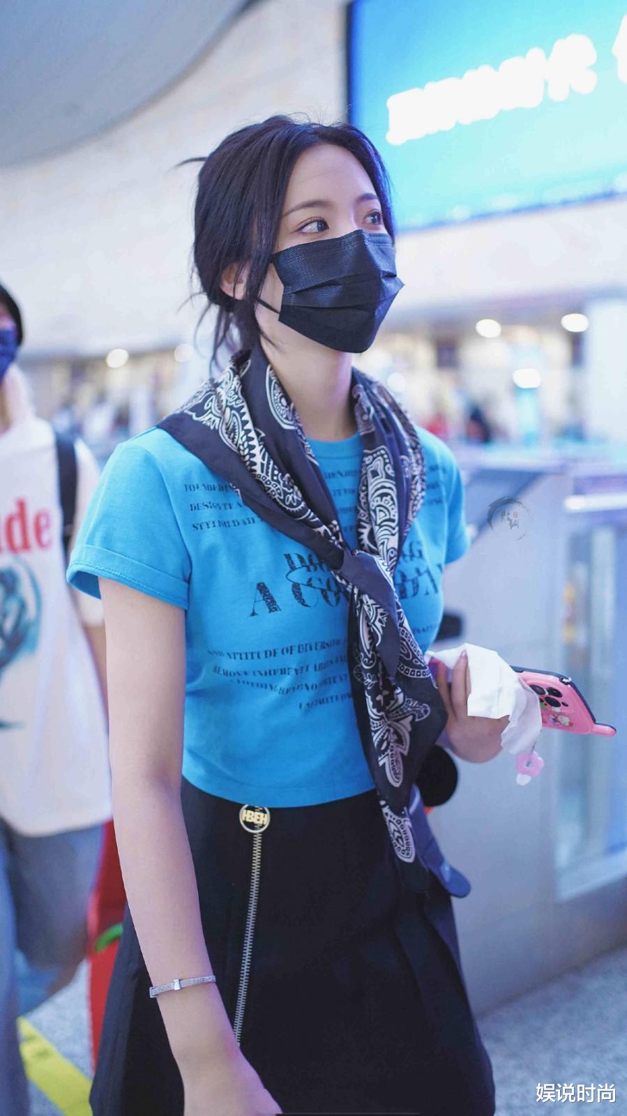 杨超越私服透着小心机,明明一身辣妹风,却穿出了复古的潮流感