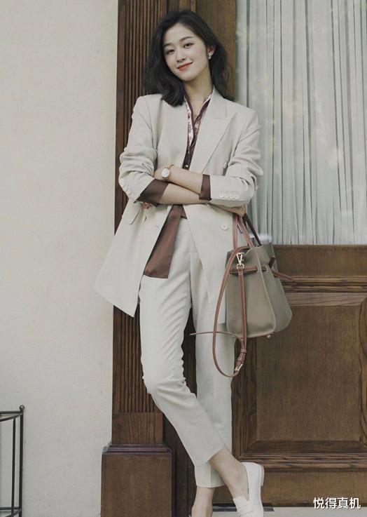 风衣|秋天别只会穿风衣,懂时尚的女人少不了这3件单品,洋气不撞衫