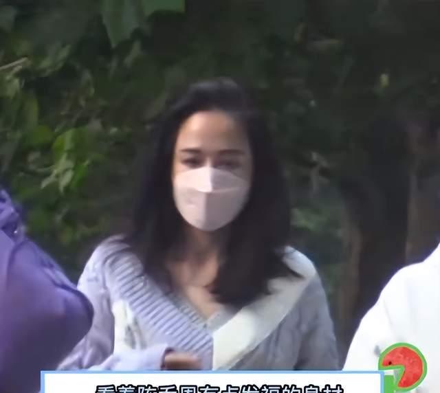 陈乔恩|陈乔恩携老公艾伦与好友聚餐,身着灰色毛衫,又美又飒