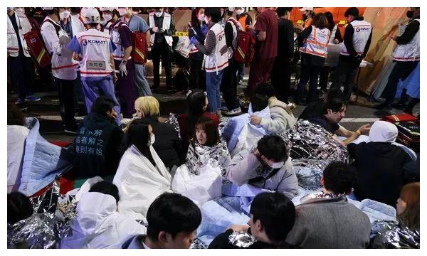 180平米小巷堆满尸体,大多是身体瘦弱的年轻女子,凑热闹的代价!