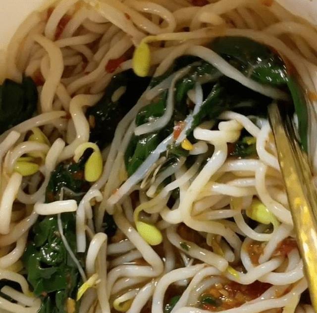 关晓彤 关晓彤吃美食津津有味，引400万粉丝围观，网友：看着好香