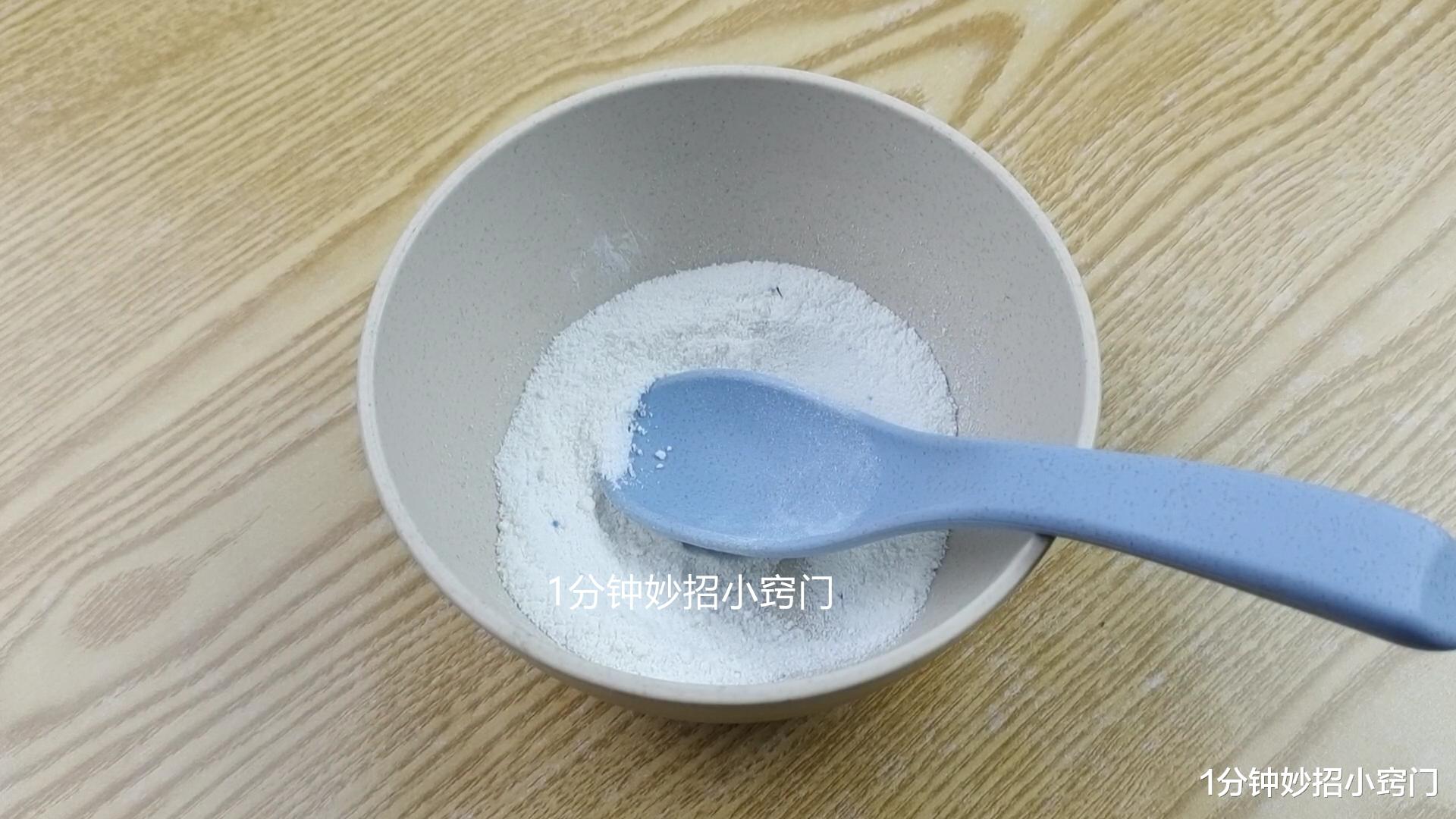 马桶里撒一把,不管多脏多厚的黄渍,一冲就干净,省钱又方便