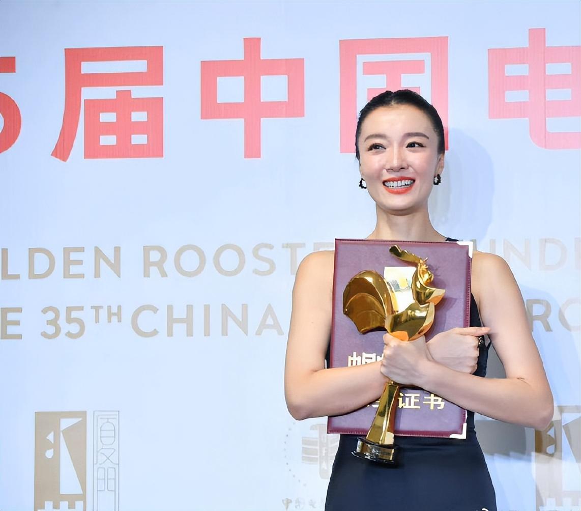 朱一龙|金鸡奖：朱一龙拿影帝台下男星偷偷撇嘴！奚美娟时隔31年，再拿影后