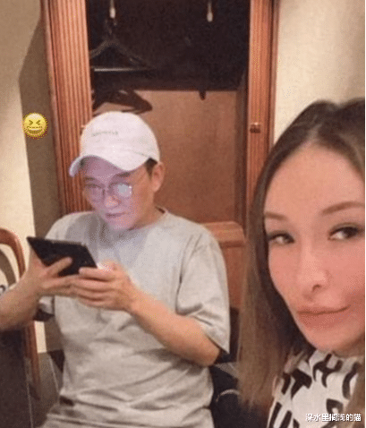 赵丽颖|萧亚轩跟异性出门吃烤肉，脸上疤痕太明显，被狗咬之后越来越没有自信了