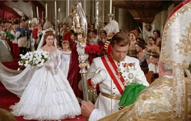 茜茜公主|3版《茜茜公主》婚纱回顾，哪一版的婚纱更得你心？