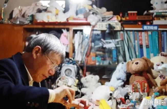 赵雅芝|修一只玩偶赚9060元！央媒接连点名，上海七旬网红朱柏明摊上事了