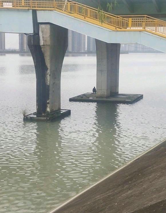 杭州|男子钓鱼发现许多划船小人:路人劝他赶紧走!男子回应:我不怕这个