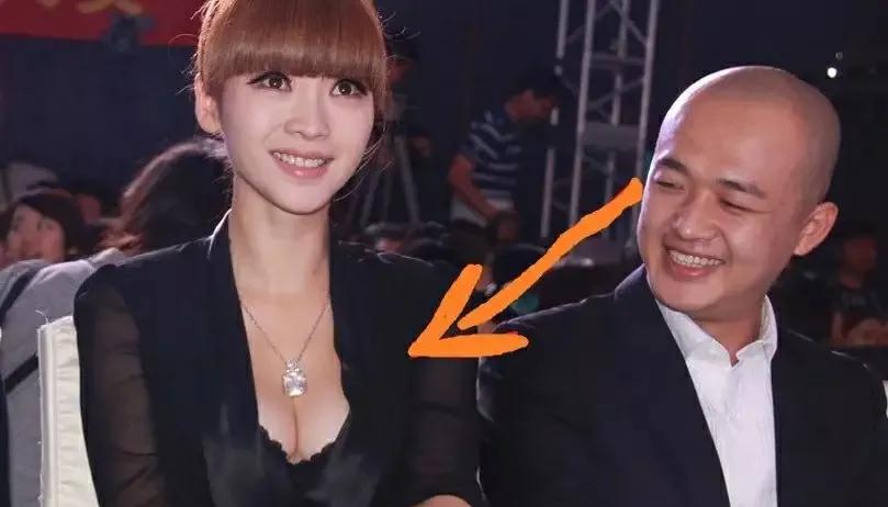 董卿|不老女神人设崩塌,台上女神台下像买菜大妈不敢认,面部不忍直视