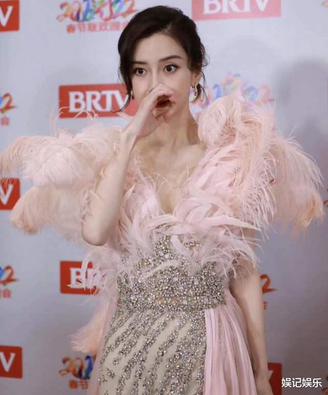 Angelababy|baby晒婚房自拍后，又戴婚戒高调秀恩爱，与黄晓明超甜蜜