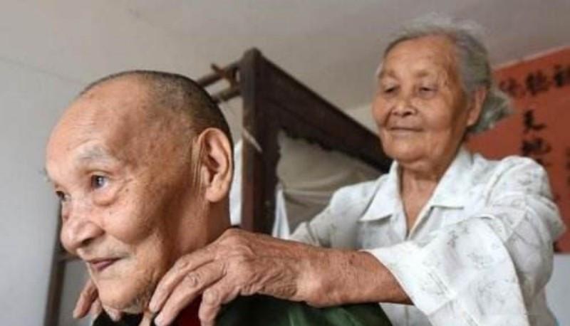 志愿军战士瘫痪,妻子悉心照料61年,86岁补办婚礼:老伴我爱你!