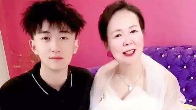 21岁小伙迎娶42岁大妈，坚称他们是真爱，网友：靠实力吃软饭