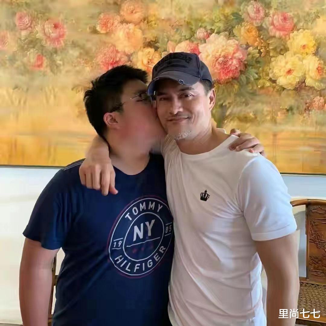 吕良伟|吕良伟儿子又矮又胖,却学爸爸穿紧身T,180斤身材勒出肚腩好油腻