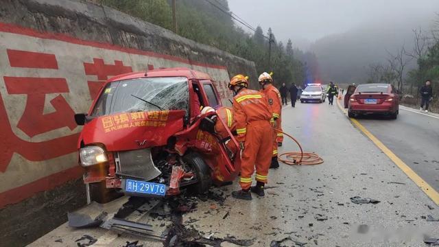 贵州一公路两车迎面相撞，现场一片狼藉.....