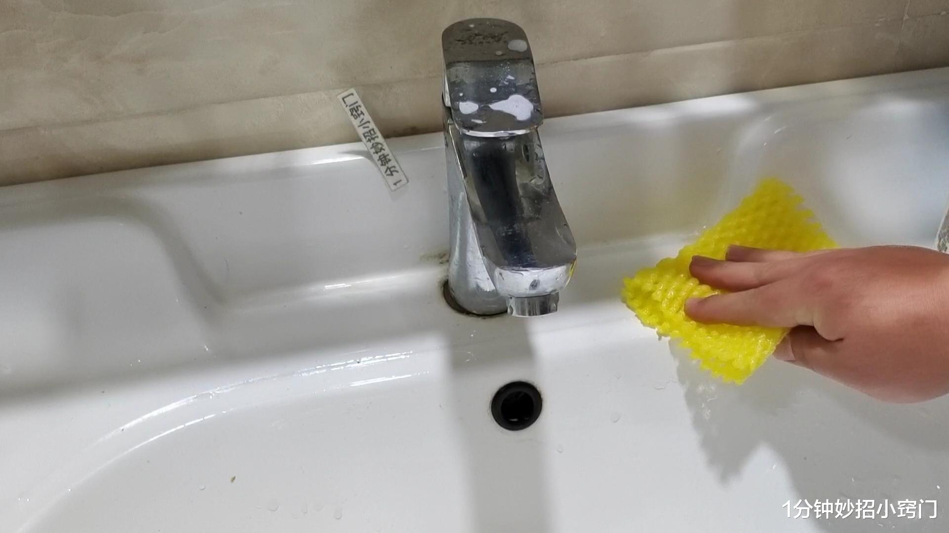 卫生间放个水果网套,真是太聪明了,一年能省不少钱,早知早受益