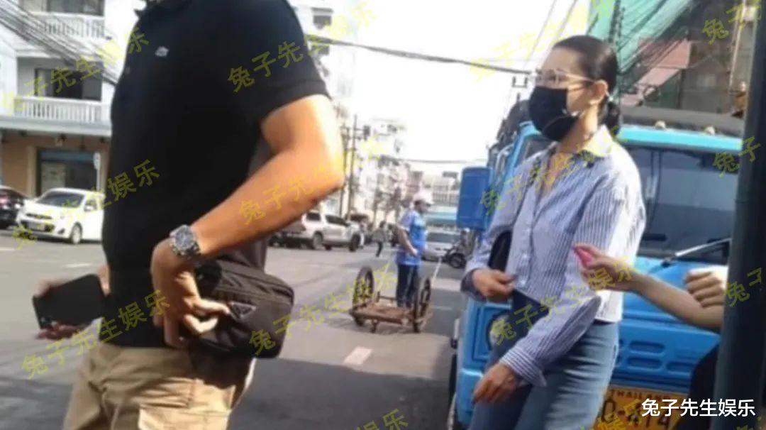 西拉米|西拉米成功归来了,扎低马尾白净斯文,锁骨突出身材和7年前一样