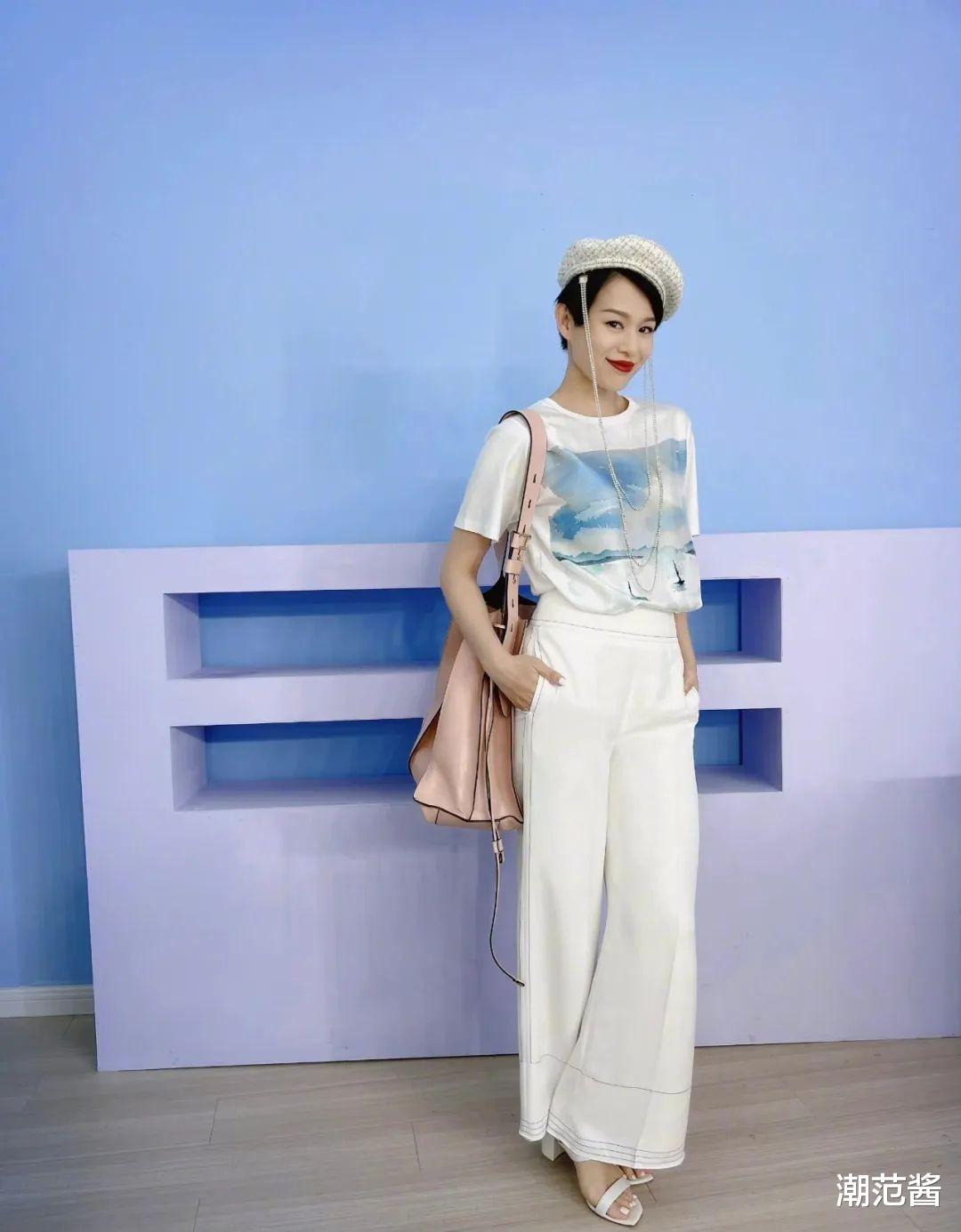 郑秀妍的白色印花短袖，遇上蓝色的牛仔裤，碰撞出不一样的火花