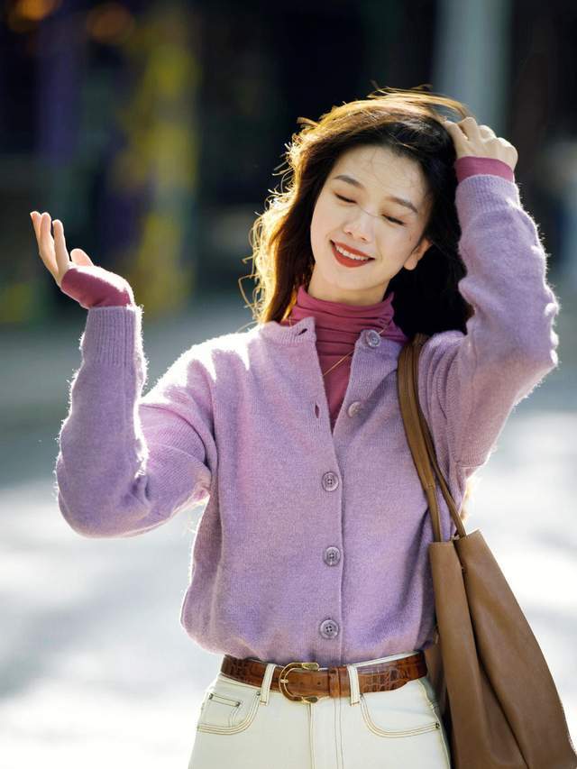 针织衫|会穿的职场女人,都爱“针织衫+打底裤和半身裙”,时髦又显气质