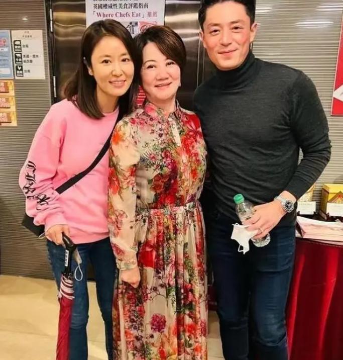 霍建华|霍建华离婚风波后露面！挺肚腩胖到认不出，与林心如同框像父女