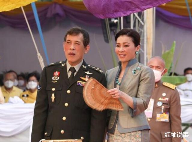 苏提达|?泰王送苏提达新珠宝,佩戴绿松石套装亮相,庆祝帝后结婚3周年