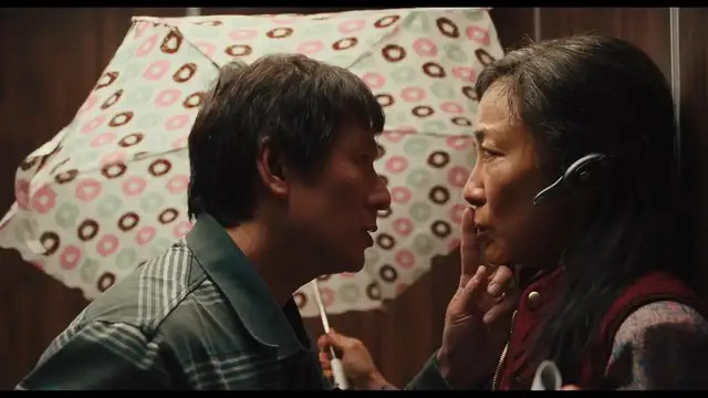 《瞬息全宇宙》到底讲了个啥？科幻大作还是太空家庭伦理剧