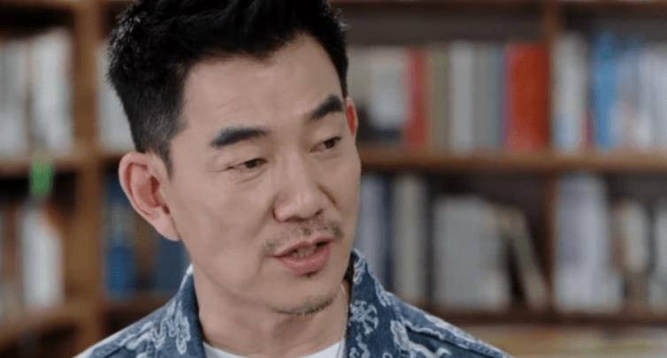 任贤齐|任贤齐罕见曝光儿子照片,称接送放学被嫌弃,带娃骑行打破代沟