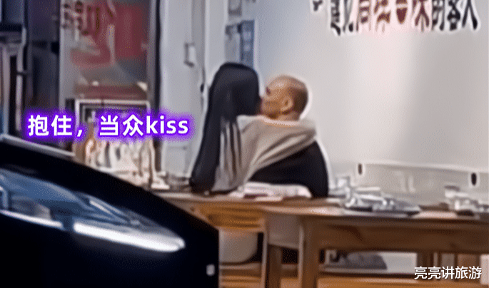广东一对情侣在餐馆秀恩爱，老板忍不住摇头：她怎么能下得去嘴？