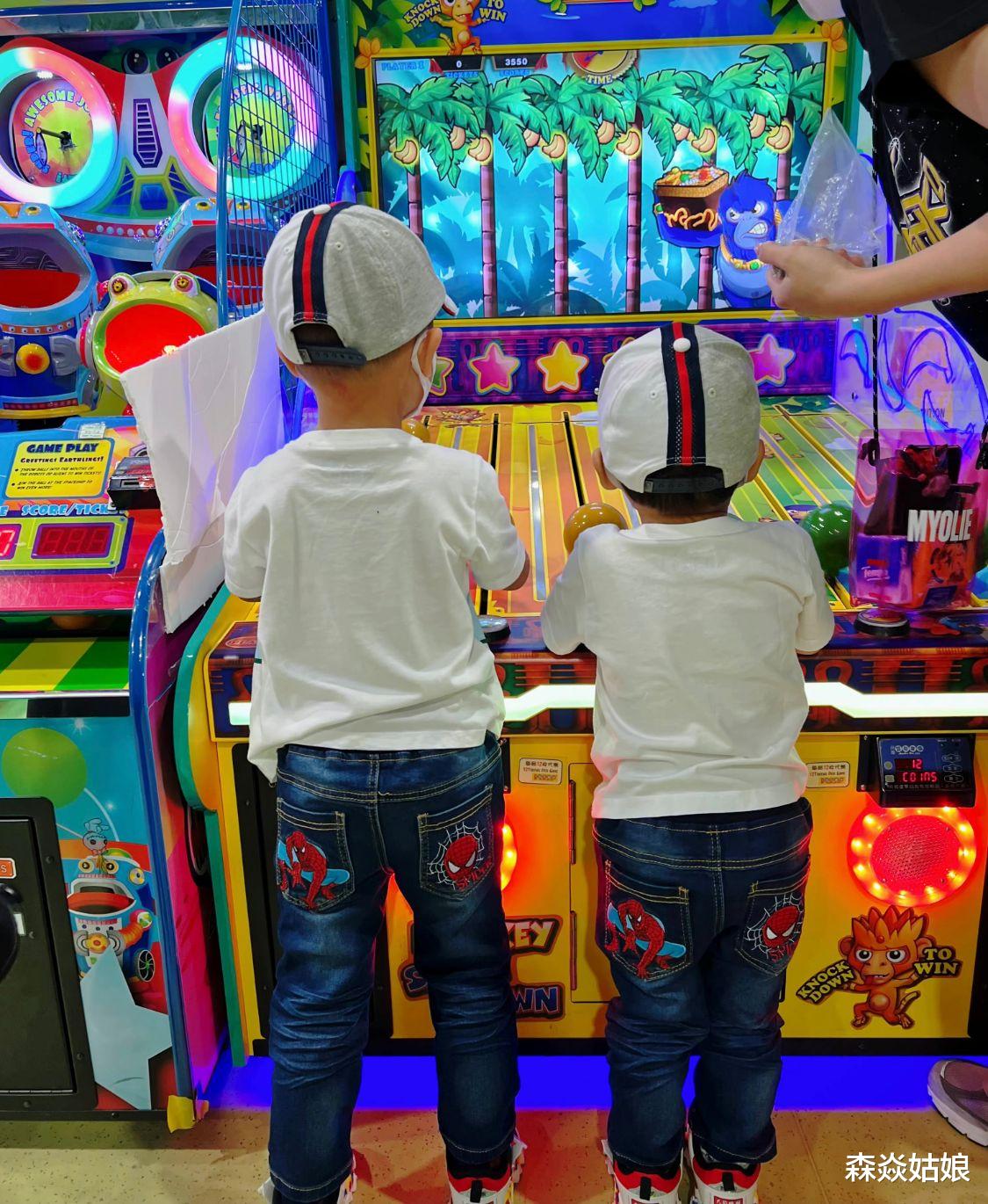 李乘德|李乘德晒俩儿子合照,奕霆奕霖开心看镜头,兄弟俩相处模式超和谐