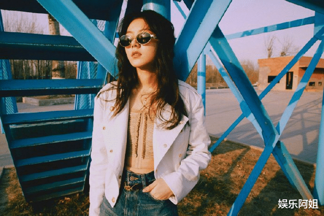 赵今麦|人气小花赵今麦春日街拍释出！大走酷拽风气场强，复古港系拿捏了