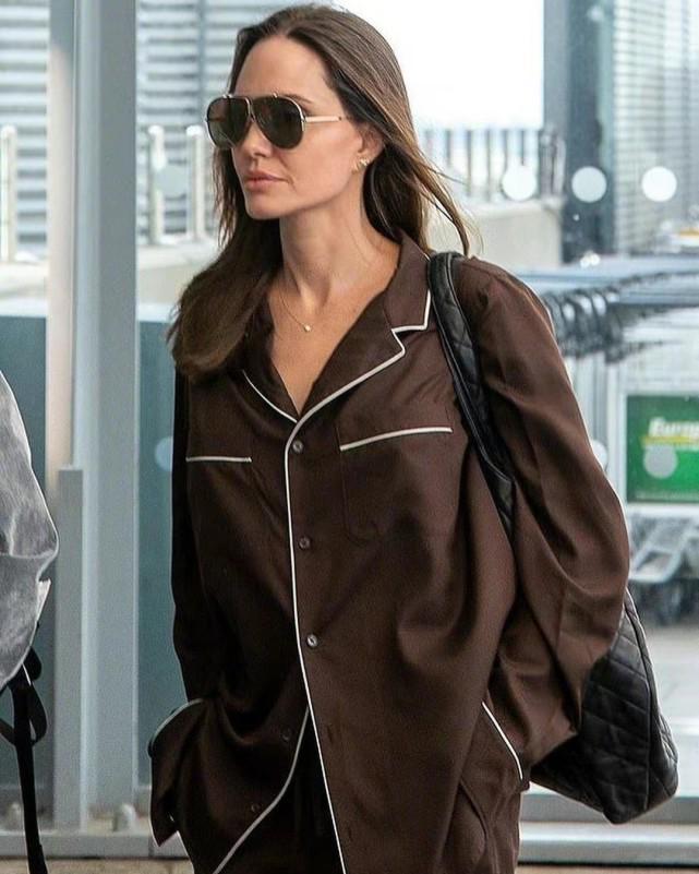 安吉丽娜·朱莉|安吉丽娜朱莉放飞自我!直接穿睡衣上街,走路带风气场比养子还强