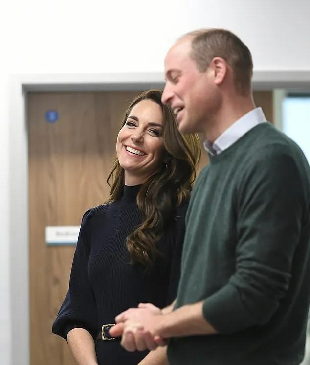 威廉|威廉凯特现场被记者问起哈里新书内容,夫妇俩默契微笑保持沉默