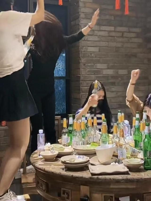 4名女子喝几十瓶啤酒,喝醉在包厢内跳舞,其中2名女子站在椅子上